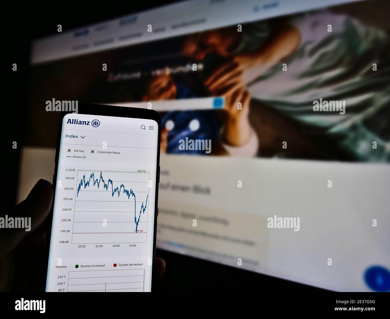 Personne détenant un smartphone avec affichage du tableau des prix des actions de la société allemande de services financiers Allianz se. Concentrez-vous sur le centre de l'écran du téléphone mobile. Banque D'Images