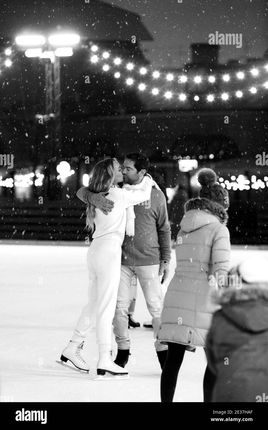 Un couple heureux d'amoureux s'amusant à embrasser un baiser à la patinoire extérieure. Saint-Valentin Banque D'Images
