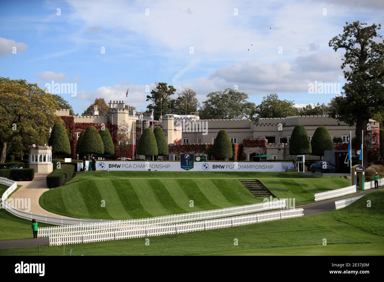 Photo du dossier datée du 7/10/2020 du premier tee avec la maison de club en arrière-plan pendant la journée de prévisualisation pour le championnat BMW PGA au club Wentworth, Virginia Water. Des cybercriminels auraient ciblé l'un des clubs de golf les plus exclusifs du UKÕs et volé les informations personnelles de ses membres. Selon le Sunday Telegraph, les informations volées dans le cadre de la violation à Wentworth, Surrey, comprennent les noms des membres, les dates de naissance, les adresses de domicile et de courriel, ainsi que les numéros de téléphone fixe. Banque D'Images