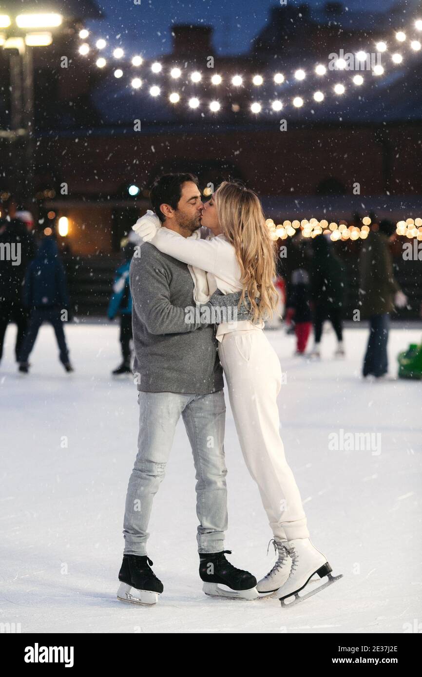 Un couple heureux d'amoureux s'amusant à embrasser un baiser à la patinoire extérieure. Saint-Valentin Banque D'Images