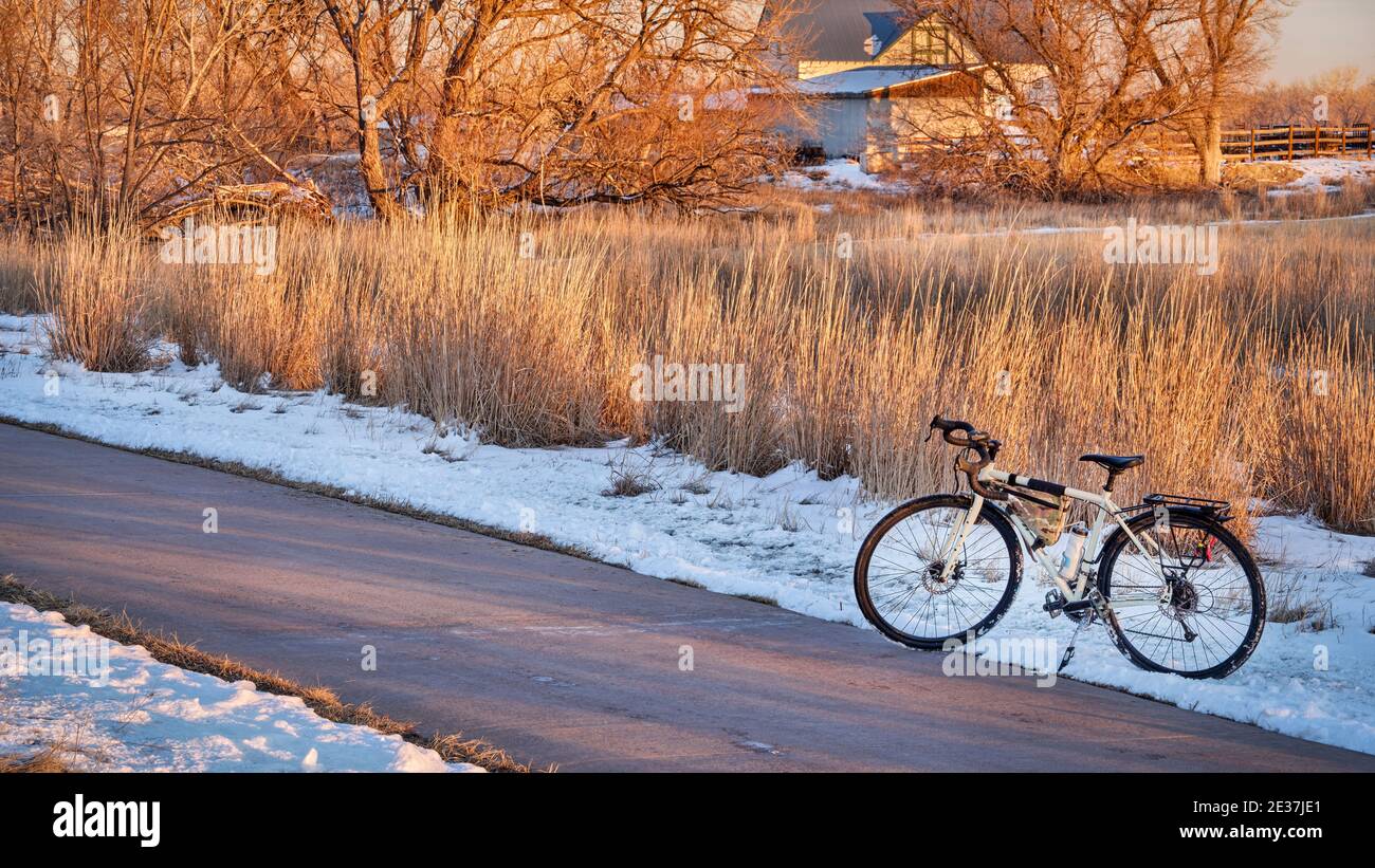 Vélo de tourisme à la fin de l'automne ou paysage d'hiver à la lumière du coucher du soleil sur une piste cyclable à fort Collins, dans le nord du Colorado, concept de loisirs et de déplacement Banque D'Images