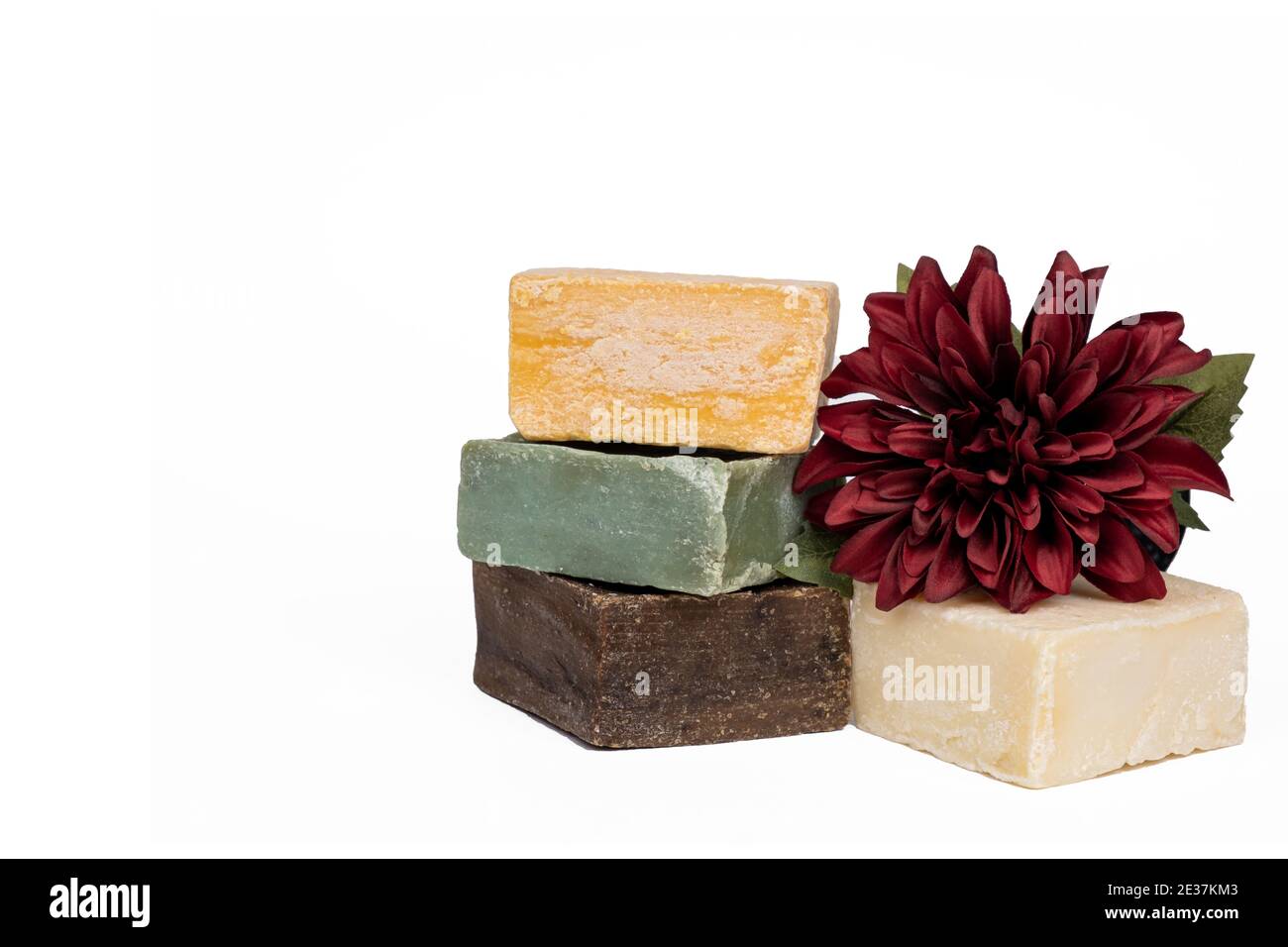 Variété de savon de couleur fait à la main avec fleur spa sur un arrière-plan blanc Banque D'Images