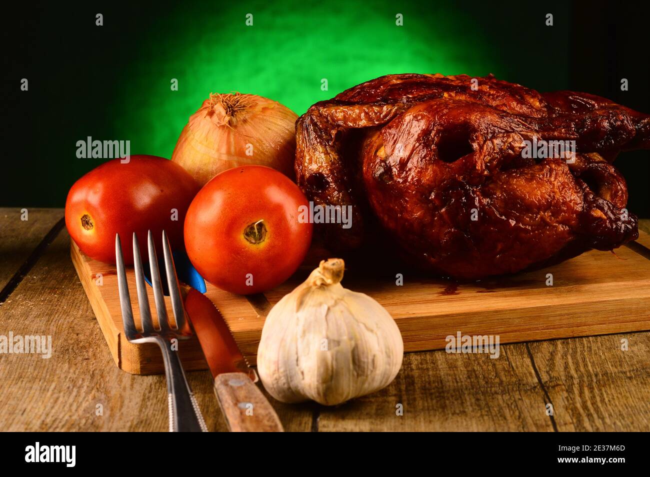 Poulet rôti sur la table, heure du déjeuner Banque D'Images