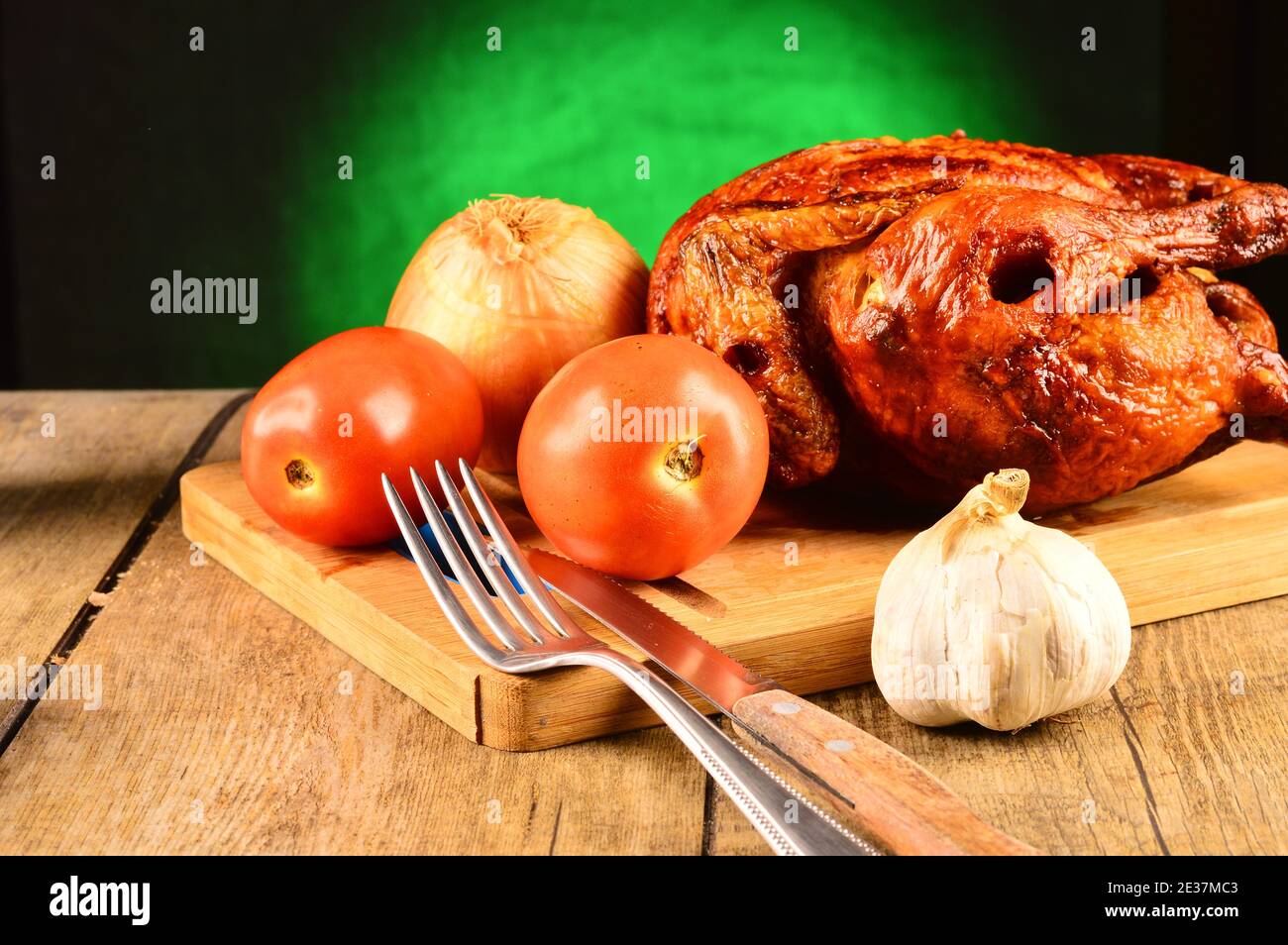 Poulet rôti sur la table, heure du déjeuner Banque D'Images