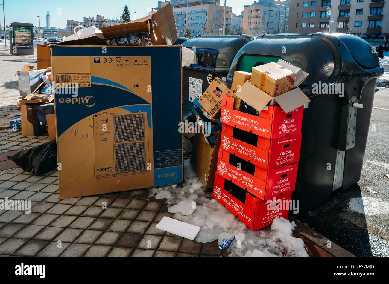 Madrid, Espagne - le 17 janvier 2021 : une semaine après la tempête d'hiver Filomena, les ordures sont entassées dans les rues de Madrid, Espagne. Les camions à ordures sont incapables de faire des collectes après la tempête et les déchets restent entassés dans toute la ville, débordant les poubelles publiques et domestiques Banque D'Images