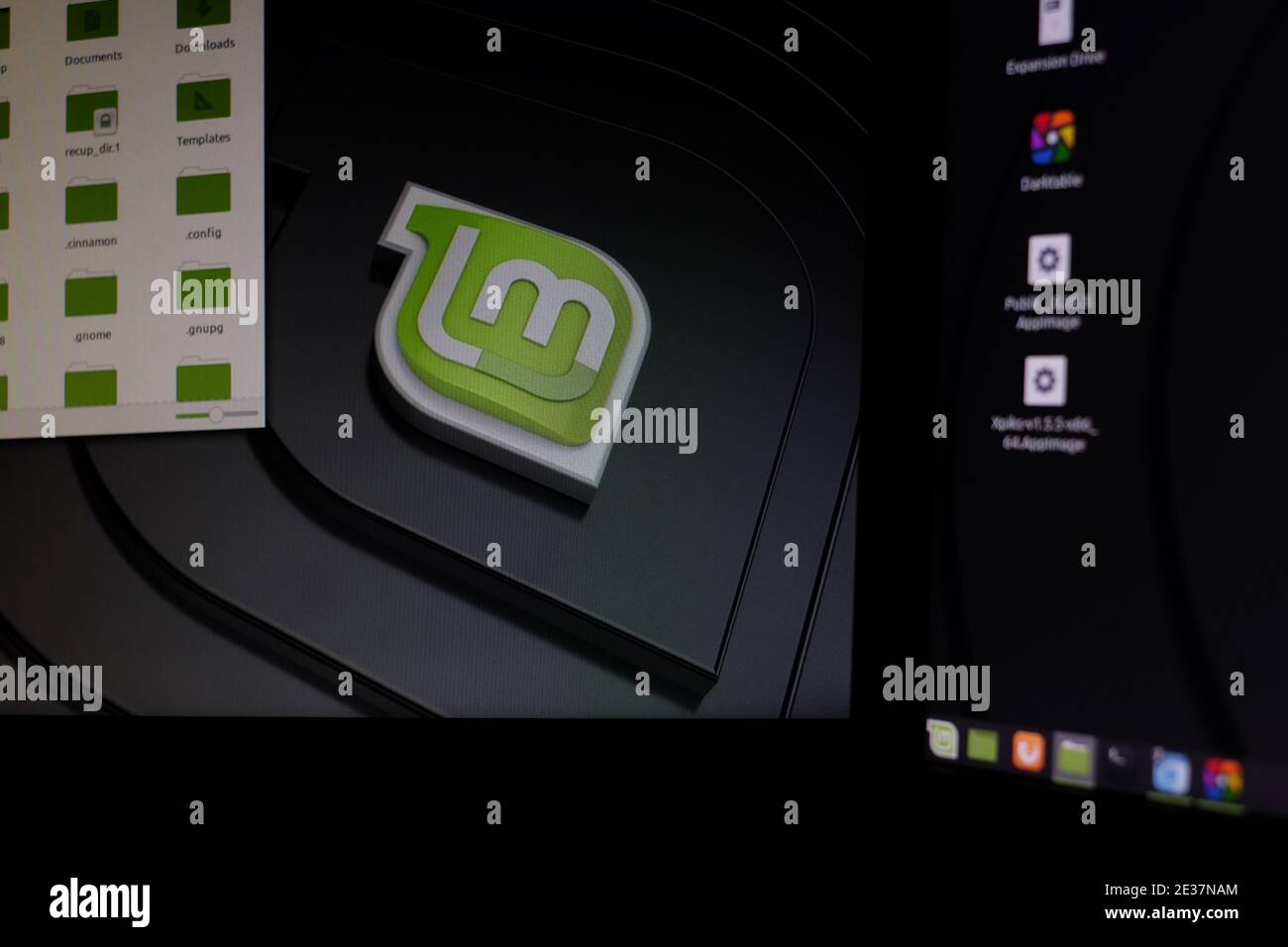 Vue de bureau à double affichage Linux MINT Photo Stock - Alamy