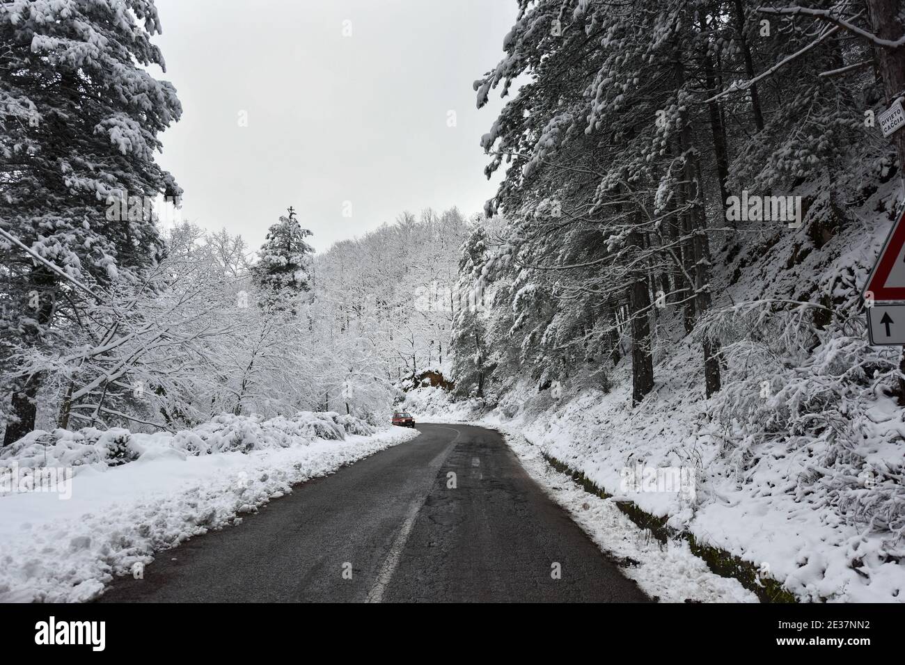 Corigliano Rossano, Italie. 17 janvier 2021. La neige couvrait une grande partie des collines et des montagnes calabraises, la vague de froid sibérien atteignit le centre-sud et en Calabre elle a enregistré sa présence avec des chutes de neige abondantes qui ont également blanchi des villes comme Cosenza. Difficulté de circulation routière et intervention des charrues enneigées crédit: Agence de photo indépendante/Alamy Live News Banque D'Images