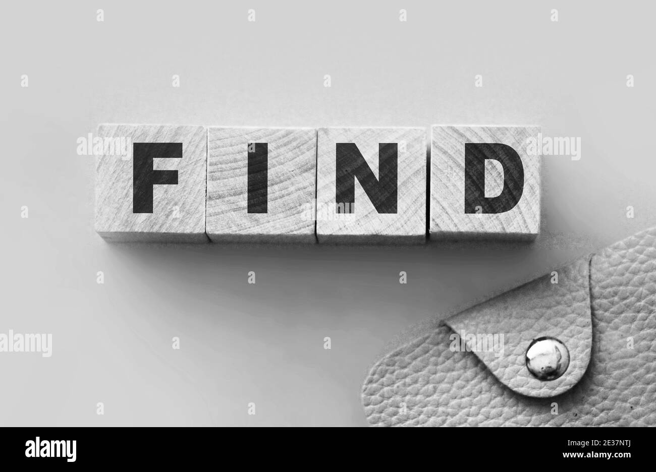 Trouvez le mot sur des blocs de bois avec portefeuille rose en plus. Collecte de fonds concept de soutien aux entreprises de parrainage de bienfaisance. Banque D'Images