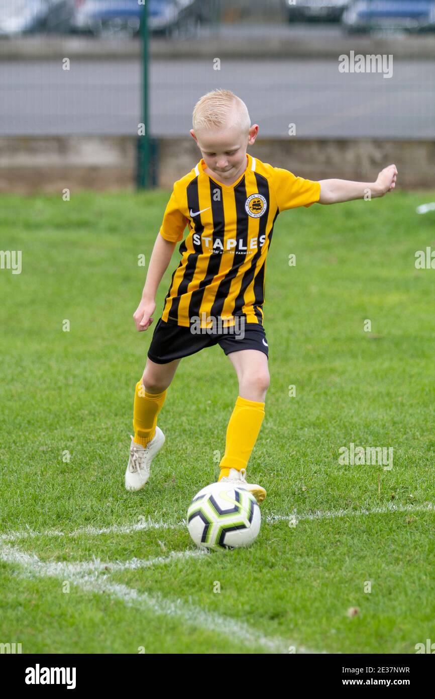 Le joueur de football de Grossroots prend un coin dans son jeu de football. Banque D'Images