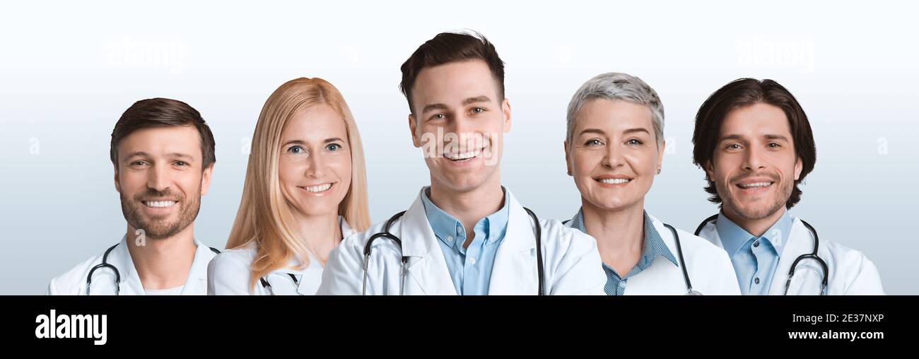 Groupe de cinq médecins professionnels posant sur White Studio Background Banque D'Images