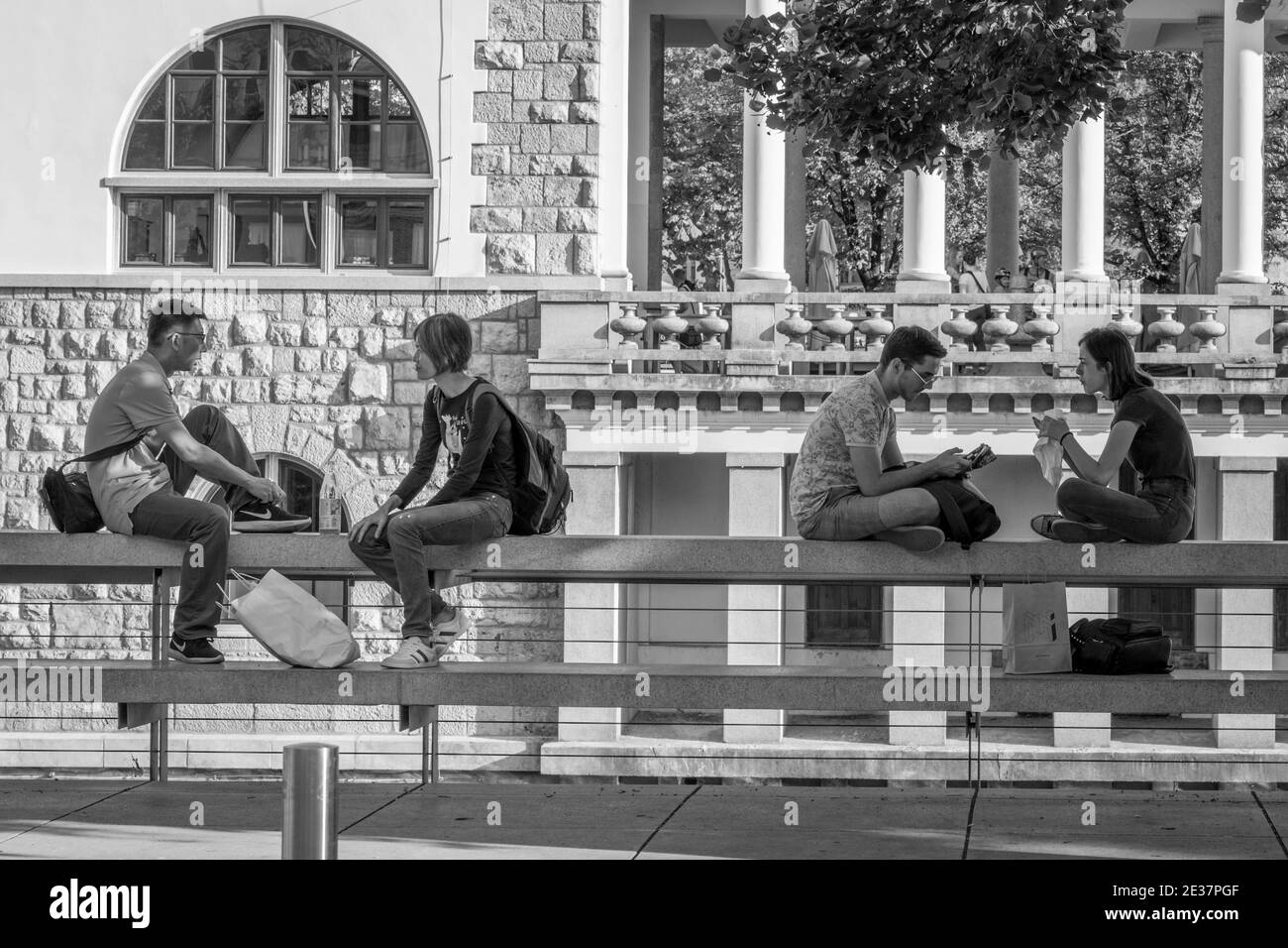 Couples assis sur Petkovškovo nabrežje à Ljubljana Slovénie. Banque D'Images