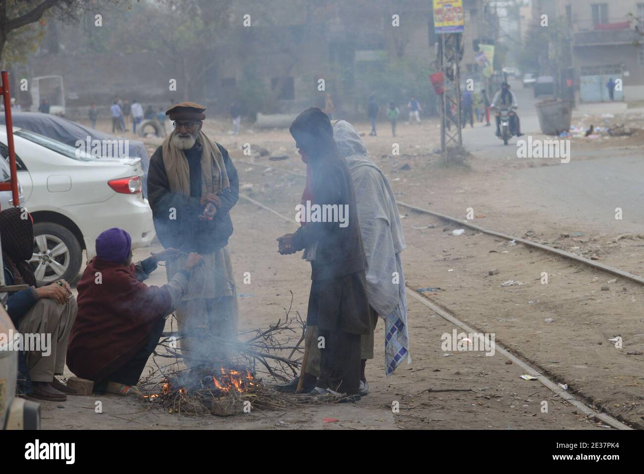 Lahore, Pakistan. 17 janvier 2021. Les visiteurs pakistanais arrivant au zoo de Lahore pour profiter de vacances du dimanche pendant la saison hivernale de temps brumeux dans la ville de Lahore, capitale provinciale. (Photo de Rana Sajid Hussain/Pacific Press) Credit: Pacific Press Media production Corp./Alay Live News Banque D'Images