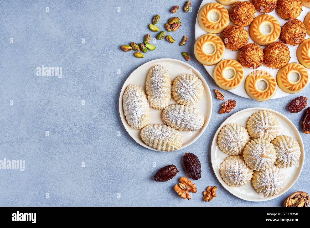 Bonbons arabes. Biscuits traditionnels eid semolina maamoul ou mamoul avec dates , noix et pistaches . Vue de dessus, espace de copie Banque D'Images