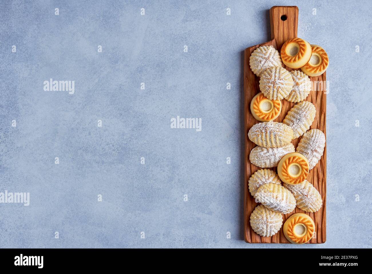 Bonbons arabes. Biscuits traditionnels eid semolina maamoul ou mamoul avec dates , noix et pistaches . Vue de dessus, espace de copie Banque D'Images