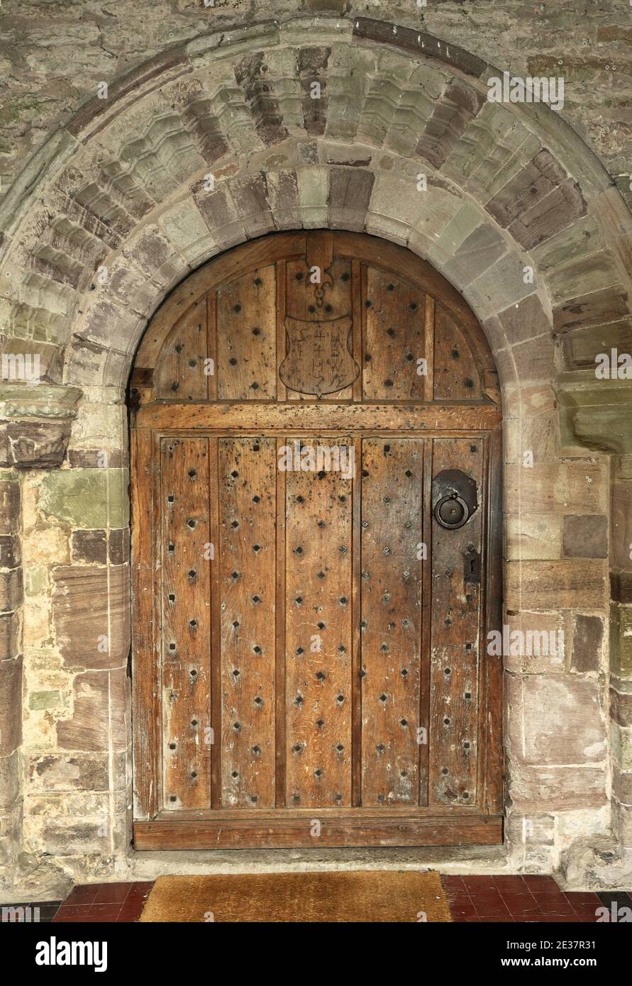 Porte médiévale en bois située à l'intérieur d'une ancienne arche en pierre  Photo Stock - Alamy