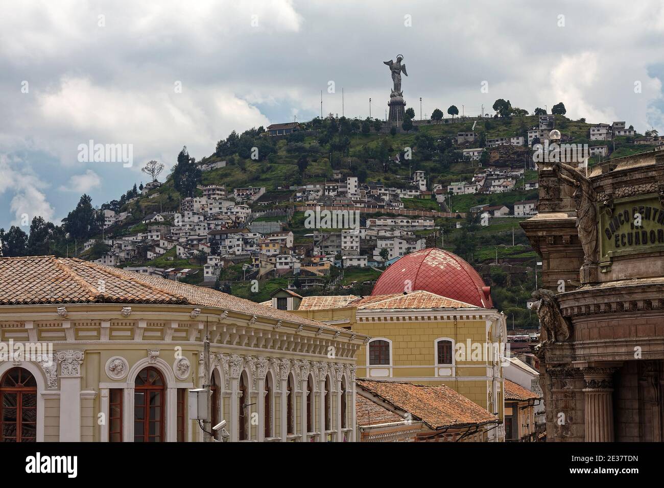Vue sur la ville, vieux bâtiments, colline, El Panecillo, statue de la Vierge de Quito, ciel nuageux, Amérique du Sud, Quito, Equateur Banque D'Images
