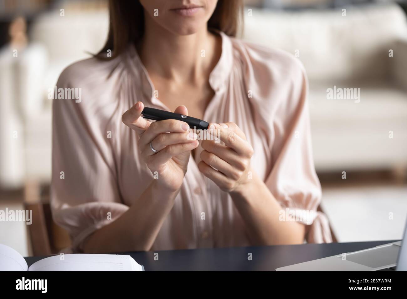 Gros plan femme mesurant le niveau de glucose, à l'aide d'un stylo lancet Banque D'Images
