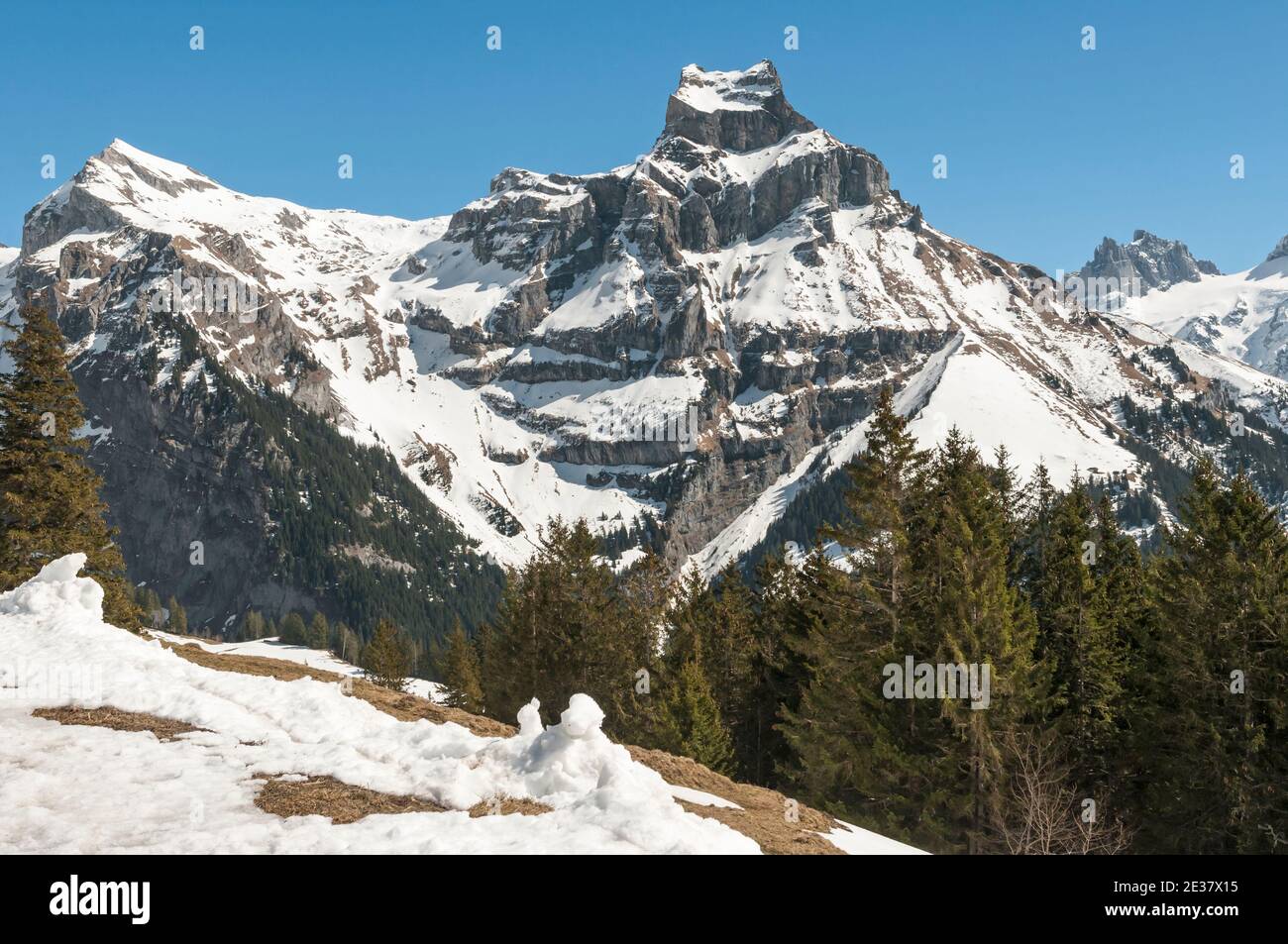 Fonte de neige sur la crête de Hahnen au-dessus d'Engelberg. Banque D'Images