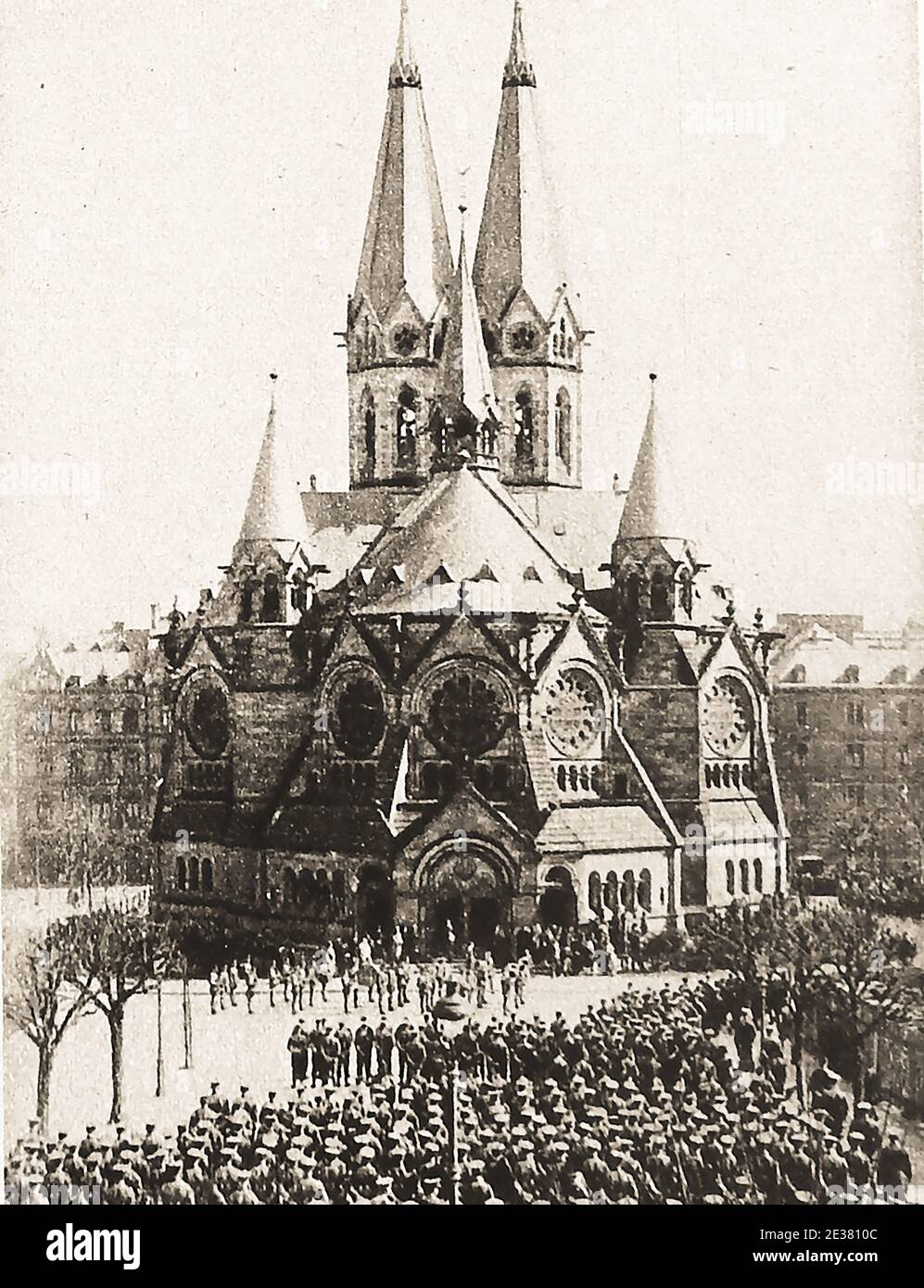 1919 - Armée britannique d'occupation en Allemagne . - les troupes britanniques se sont rassemblées à l'extérieur de l'église de Wiesbaden qui a été utilisée comme quartier général de l'armée britannique dans cette ville. Banque D'Images