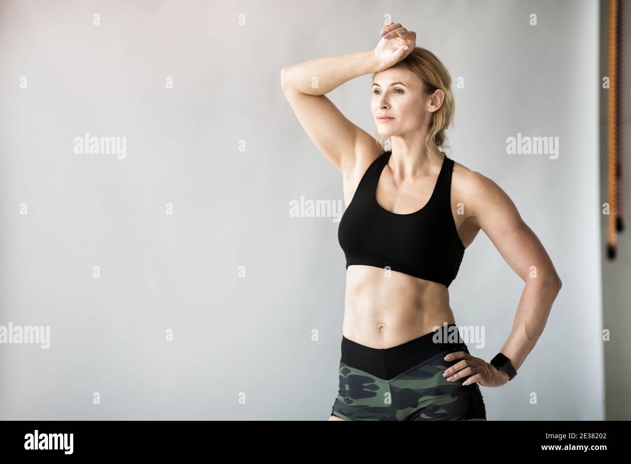 Détendez-vous après l'exercice, prenez votre souffle, faites une pause de l'entraînement à la maison ou à la salle de gym tout en vous isolant Banque D'Images