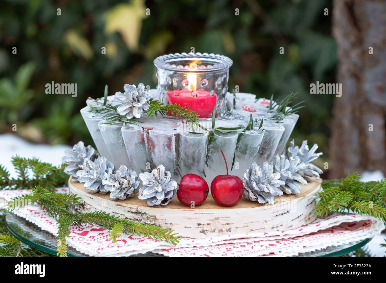 décoration de noël avec lanterne glacée, pommes de pin et pommes de crabe Banque D'Images