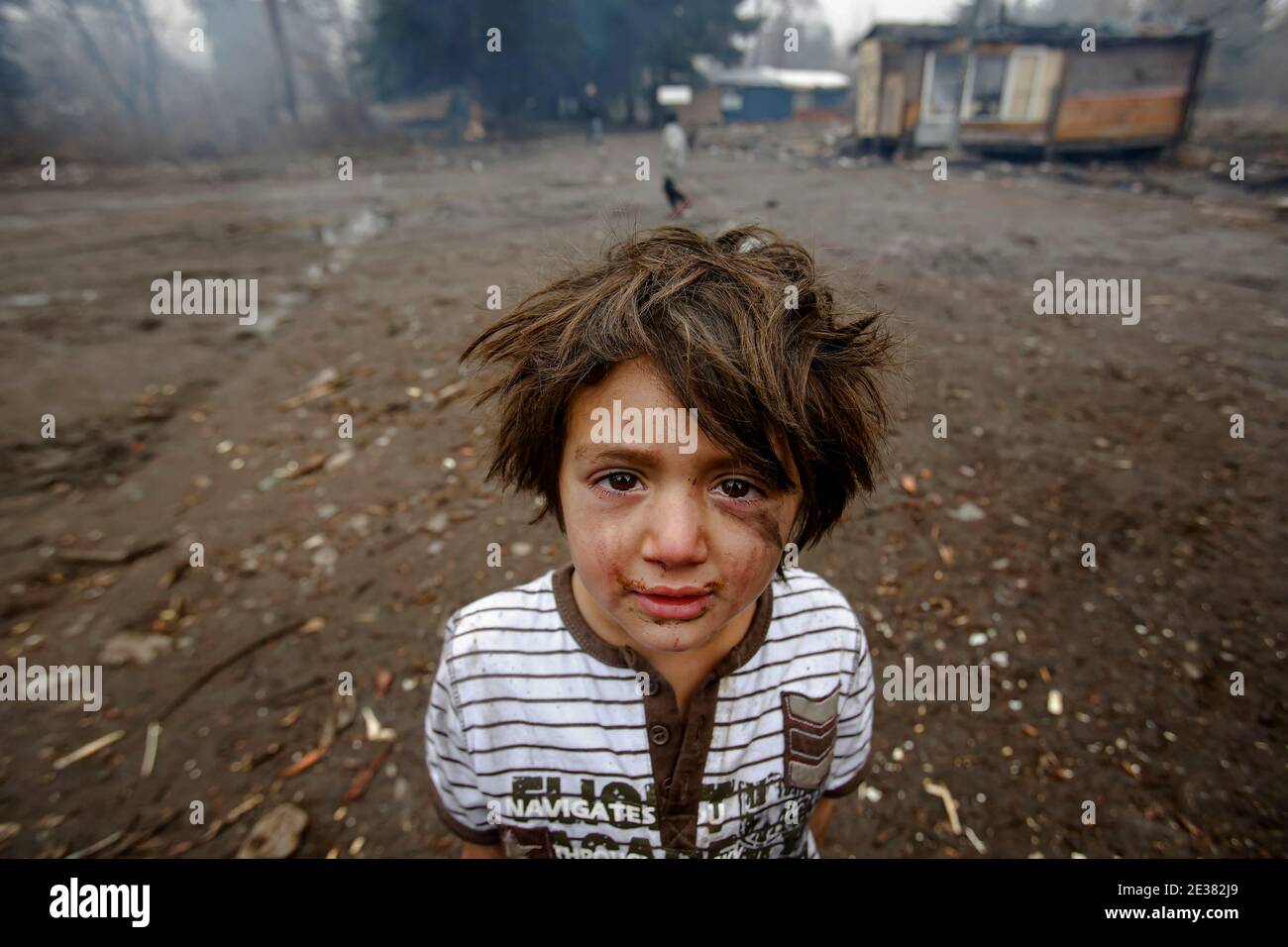 Le garçon ROM Nermin Seferovic pose pour photo devant sa maison simple à Ilidza, près de Sarajevo, en Bosnie, le mardi 8 décembre 2015. Pour rester au chaud dans le Banque D'Images