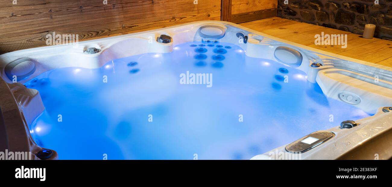 Vue sur le jacuzzi dans une maison, France Banque D'Images