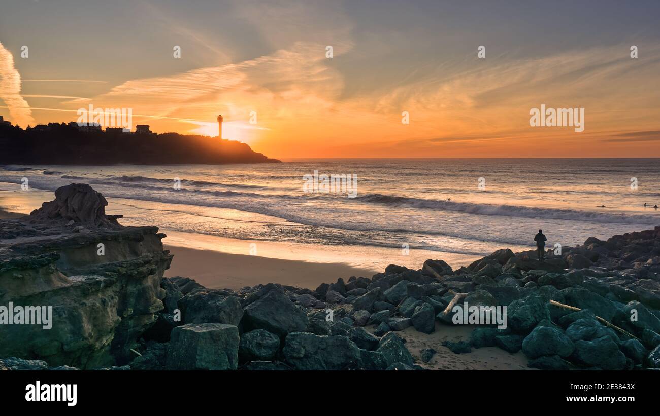 Coucher de soleil sur le phare de Biarritz, pays basque, France. Courbes avec exposition longue. Banque D'Images