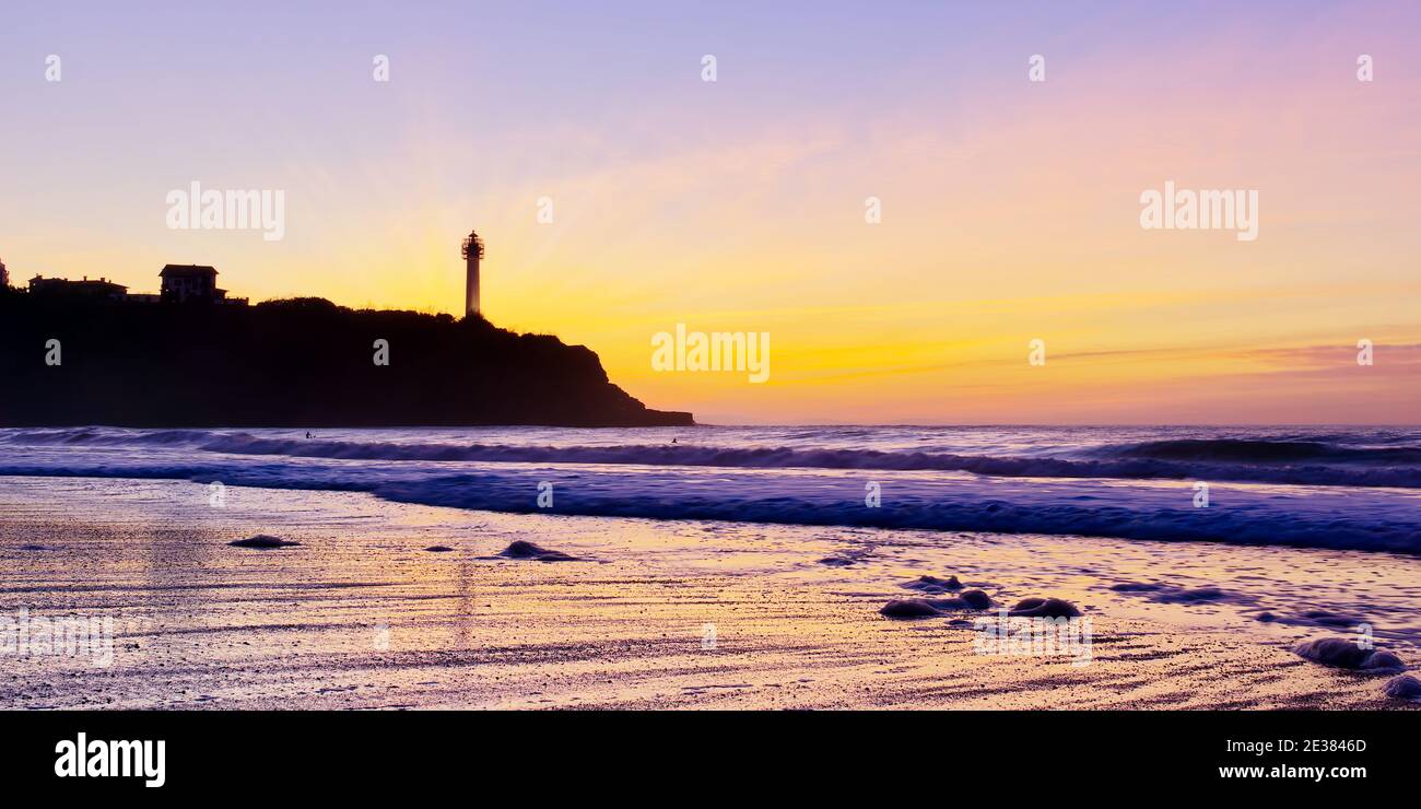 Coucher de soleil sur le phare de Biarritz, pays basque, France. Courbes avec exposition longue. Banque D'Images