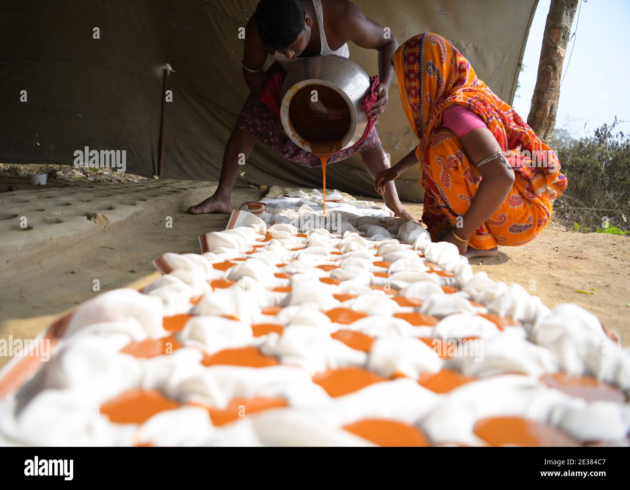 Les membres de la famille des collecteurs de sap de palmier font de la jaggery à partir de SAP de palmier dans le village de Mohanbhog. Agartala, Tripura, Inde. Banque D'Images