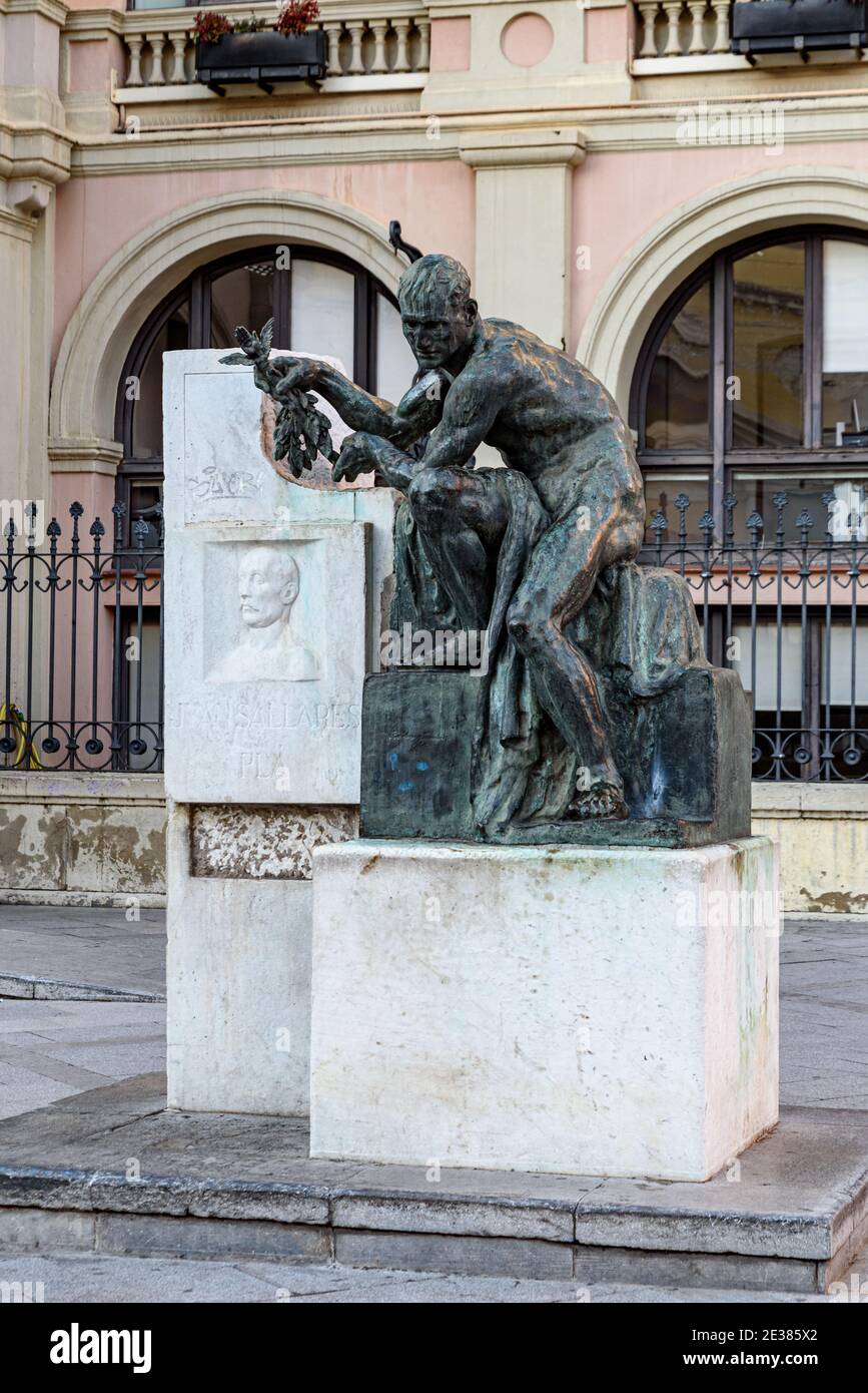 Sabadell - Catalogne, ESPAGNE - 17 janvier 2021 : monument à Juan Sallares i Pla à la place du Docteur Robert Banque D'Images