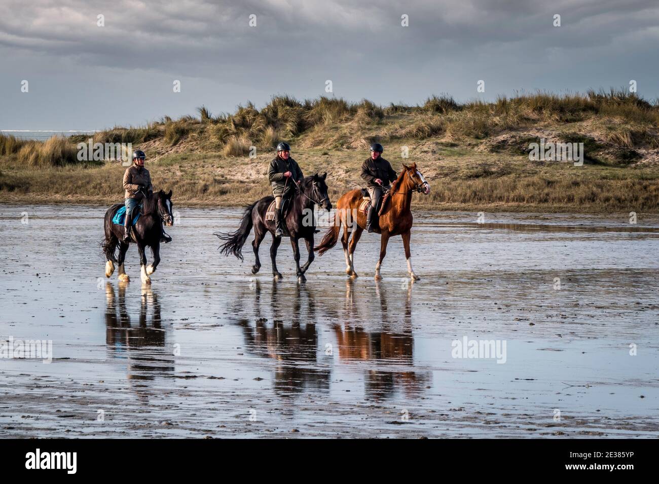 Oostvoorne,Hollande,17-jan-2021:les gens à cheval sur la plage, beaucoup de gens vont à l'extérieur pendant le temps de corona pour obtenir un peu d'air frais Banque D'Images