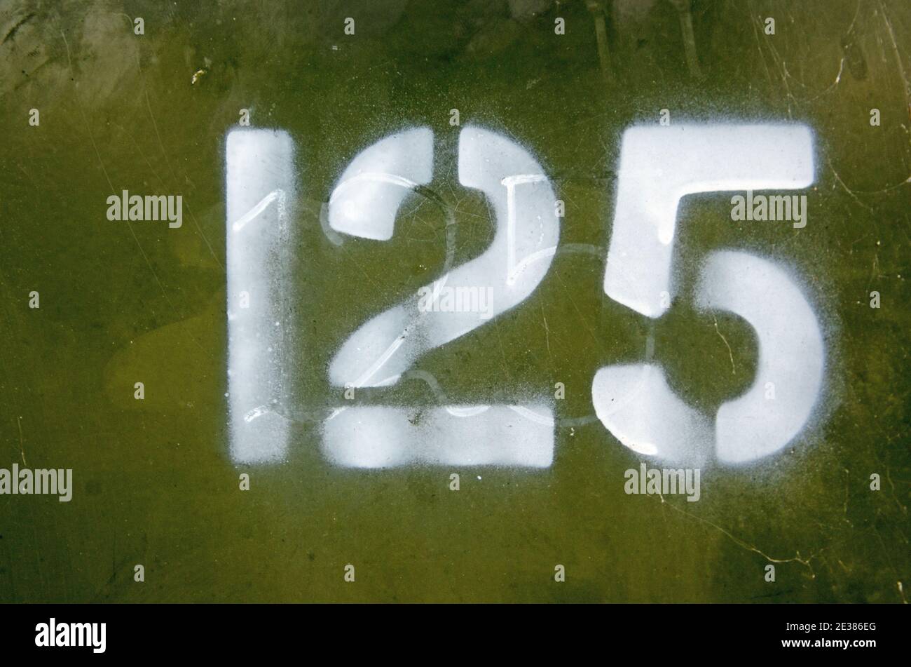 Numéro 125 peint sur une boîte de télécommunication dans une rue. Banque D'Images