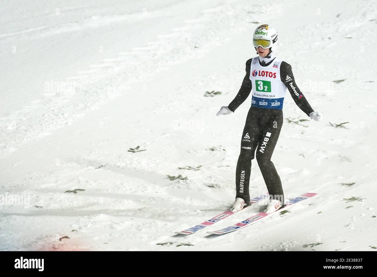 Sandro Hauswirth vu en action lors de la compétition d'équipe de la coupe du monde de saut à ski FIS. Banque D'Images