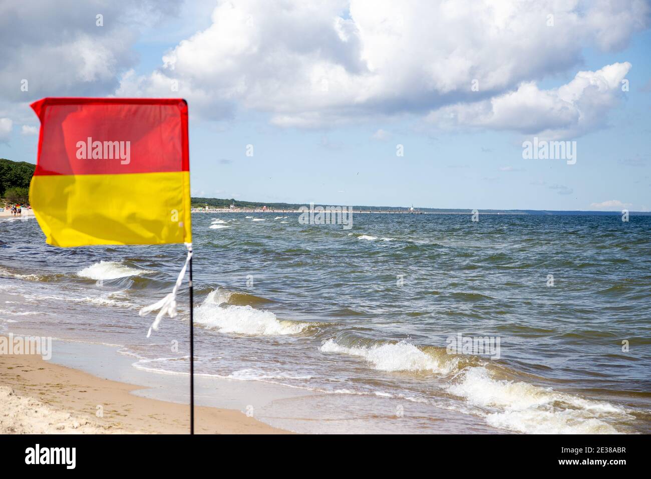 Drapeau jaune-rouge pour la région de la mer Baltique sur l'île d'Usedom surveillée par des sauveteurs en été. Banque D'Images