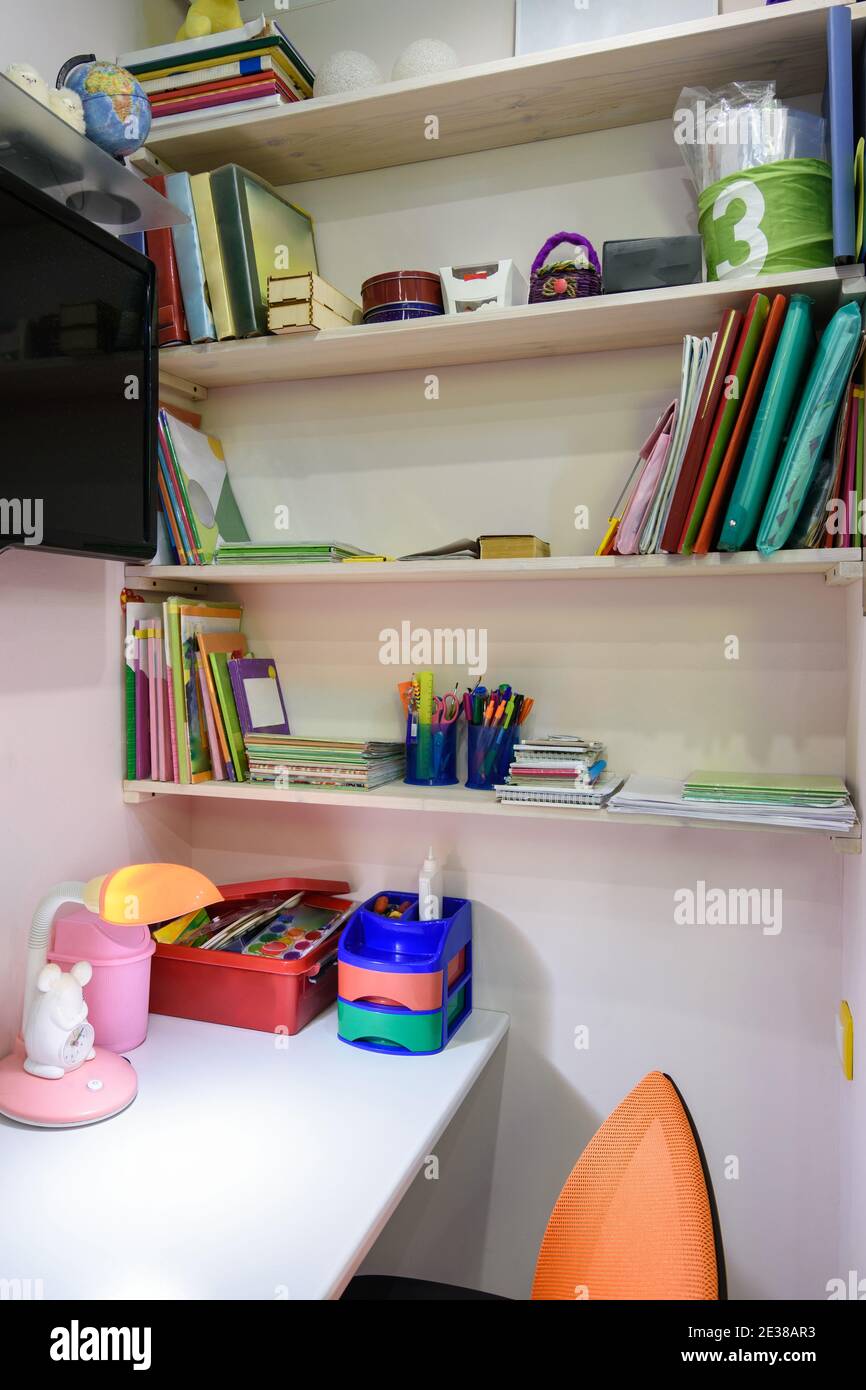 Bureau dans la chambre des enfants, vue sur les étagères pour les livres scolaires Banque D'Images