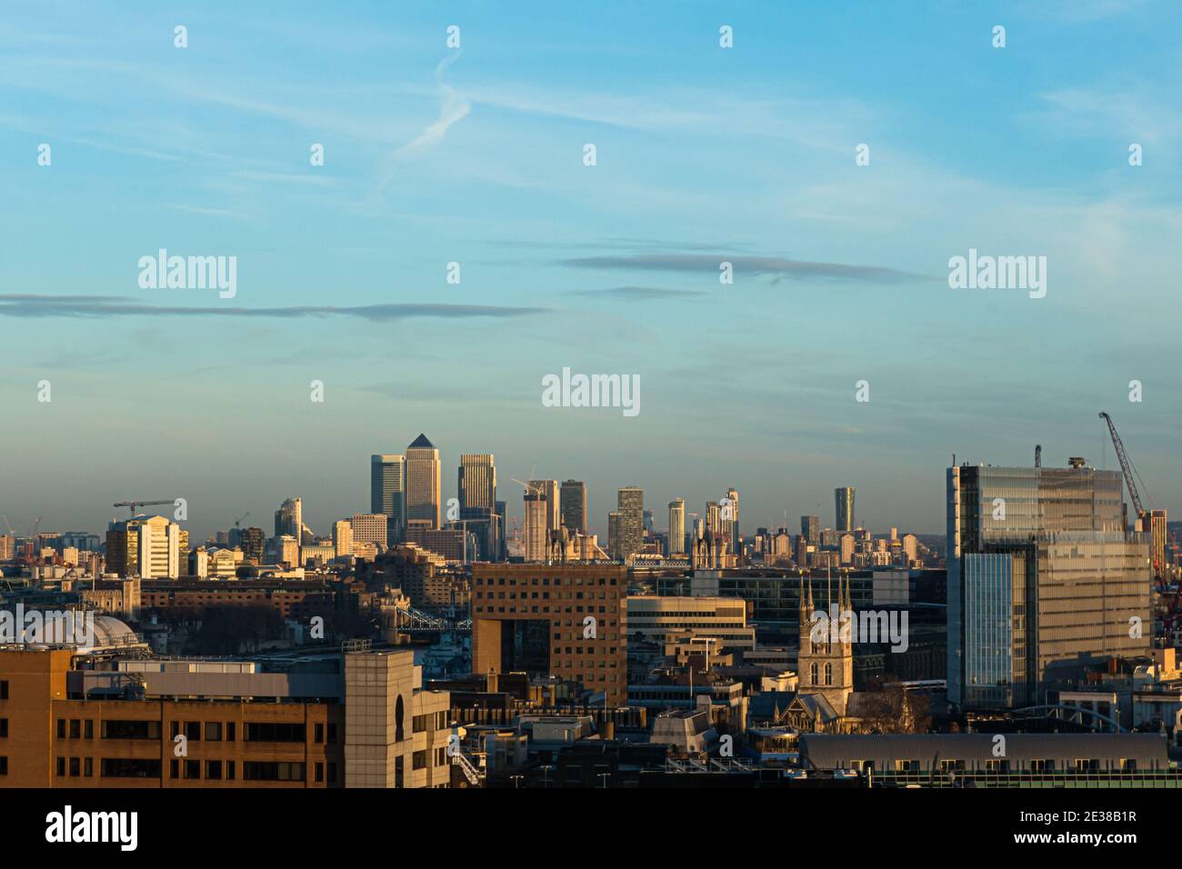 Vue sur la ville de Londres et Canary Wharf avec tour en hauteur Gratte-ciel bâtiments contre horizon à Londres Royaume-Uni Banque D'Images