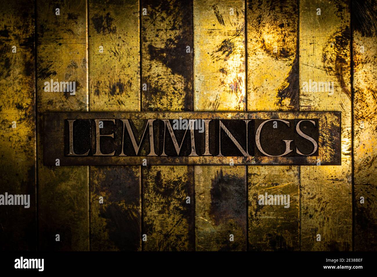 Lemmings texte suivant grunge fond texturé cuivre et or Banque D'Images