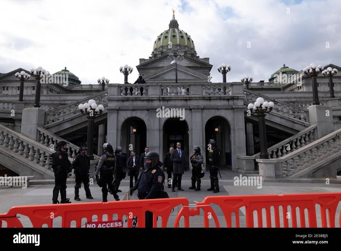 Harrisburg, Pennsylvanie.17 janvier 2021 : la police du capitole de Pennsylvanie et la Garde nationale sont sur la garde à la Pennsylvania State House à Harrisburg, Pennsylvanie. Après l'insurrection du 6 janvier 2021, les capitols d'État des États-Unis ont soulevé leur menace de sécurité à un statut d'alerte élevée après que le rapport fédéral a mis en garde contre les manifestations armées sur les capitols d'État du pays prévues pour le 17 janvier 2021 Credit: Brian Branch Price/ZUMA Wire/Alay Live News Banque D'Images