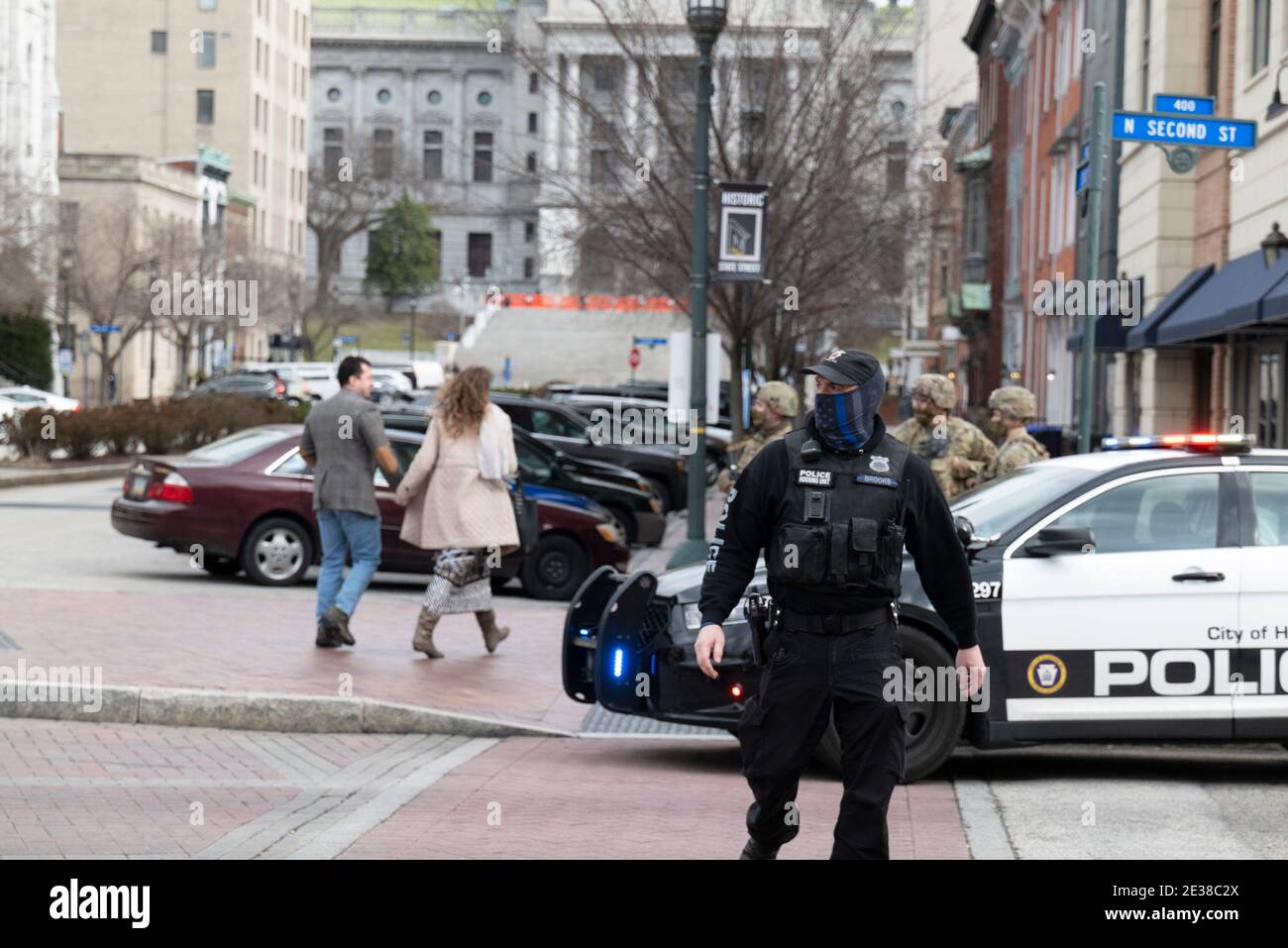 Harrisburg, Pennsylvanie.17 janvier 2021 : la police du capitole de Pennsylvanie et la Garde nationale sont sur la garde à la Pennsylvania State House à Harrisburg, Pennsylvanie. Après l'insurrection du 6 janvier 2021, les capitols d'État des États-Unis ont soulevé leur menace de sécurité à un statut d'alerte élevée après que le rapport fédéral a mis en garde contre les manifestations armées sur les capitols d'État du pays prévues pour le 17 janvier 2021 Credit: Brian Branch Price/ZUMA Wire/Alay Live News Banque D'Images