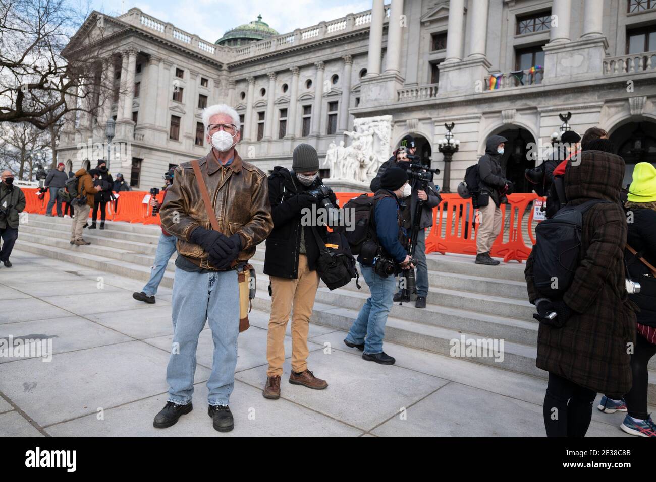 Harrisburg, Pennsylvanie.17 janvier 2021: Des membres de la presse attendent des manifestations armées pour se rassembler à la Pennsylvania State House à Harrisburg, Pennsylvanie. Après l'insurrection du 6 janvier 2021, les capitols d'État des États-Unis ont soulevé leur menace de sécurité à un statut d'alerte élevée après que le rapport fédéral a mis en garde contre les manifestations armées sur les capitols d'État du pays prévues pour le 17 janvier 2021 Credit: Brian Branch Price/ZUMA Wire/Alay Live News Banque D'Images