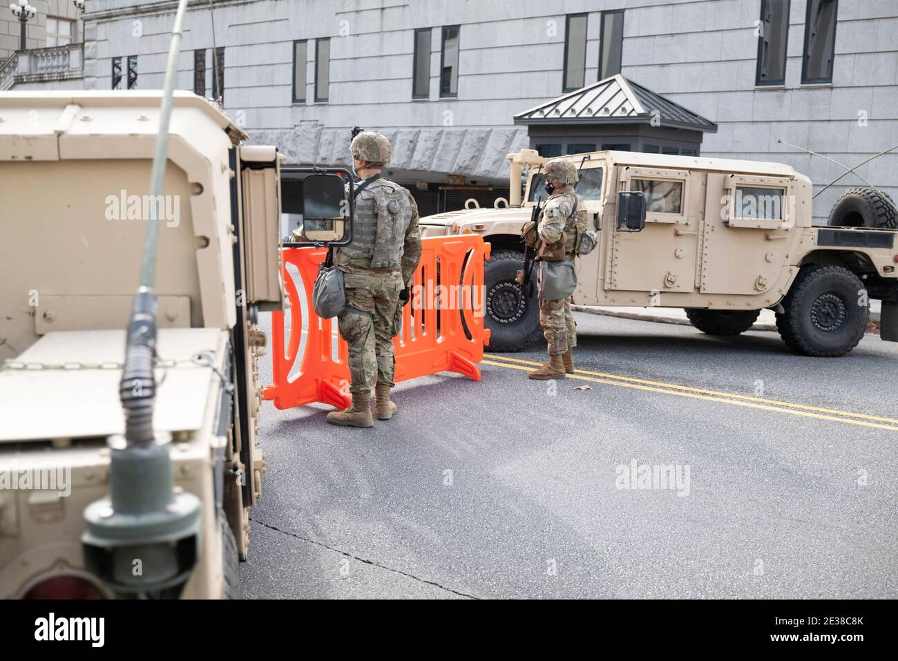 Harrisburg, Pennsylvanie.17 janvier 2021 : la police du capitole de Pennsylvanie et la Garde nationale sont sur la garde à la Pennsylvania State House à Harrisburg, Pennsylvanie. Après l'insurrection du 6 janvier 2021, les capitols d'État des États-Unis ont soulevé leur menace de sécurité à un statut d'alerte élevée après que le rapport fédéral a mis en garde contre les manifestations armées sur les capitols d'État du pays prévues pour le 17 janvier 2021 Credit: Brian Branch Price/ZUMA Wire/Alay Live News Banque D'Images