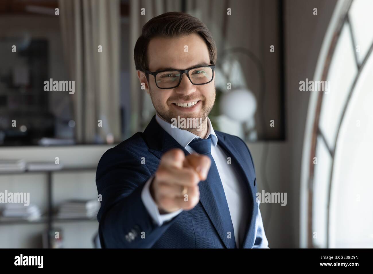 Gros plan le Manager de RH souriant en pointant le doigt vers l'appareil photo Banque D'Images