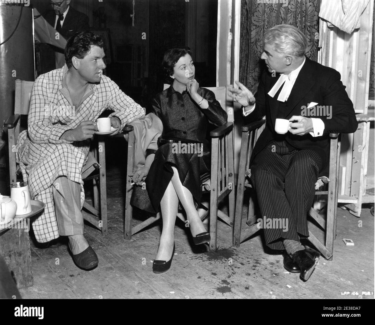 KENNETH MORE VIVIEN LEIGH et EMLYN WILLIAMS sur l'ensemble Candid Au Shepperton Studios Angleterre pendant le tournage du BLEU PROFOND SEA 1955 réalisateur ANATOLE LITVAK play / scénario Terence Rattigan London film Productions / XX Century Fox Banque D'Images