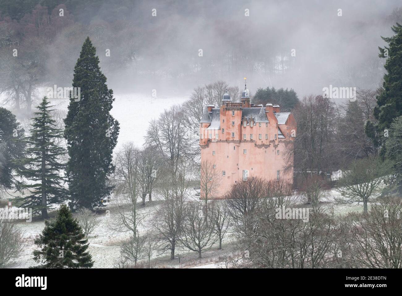 Château de Craigievar à Aberdeenshire sur une colline enneigée Un matin brumeux Banque D'Images