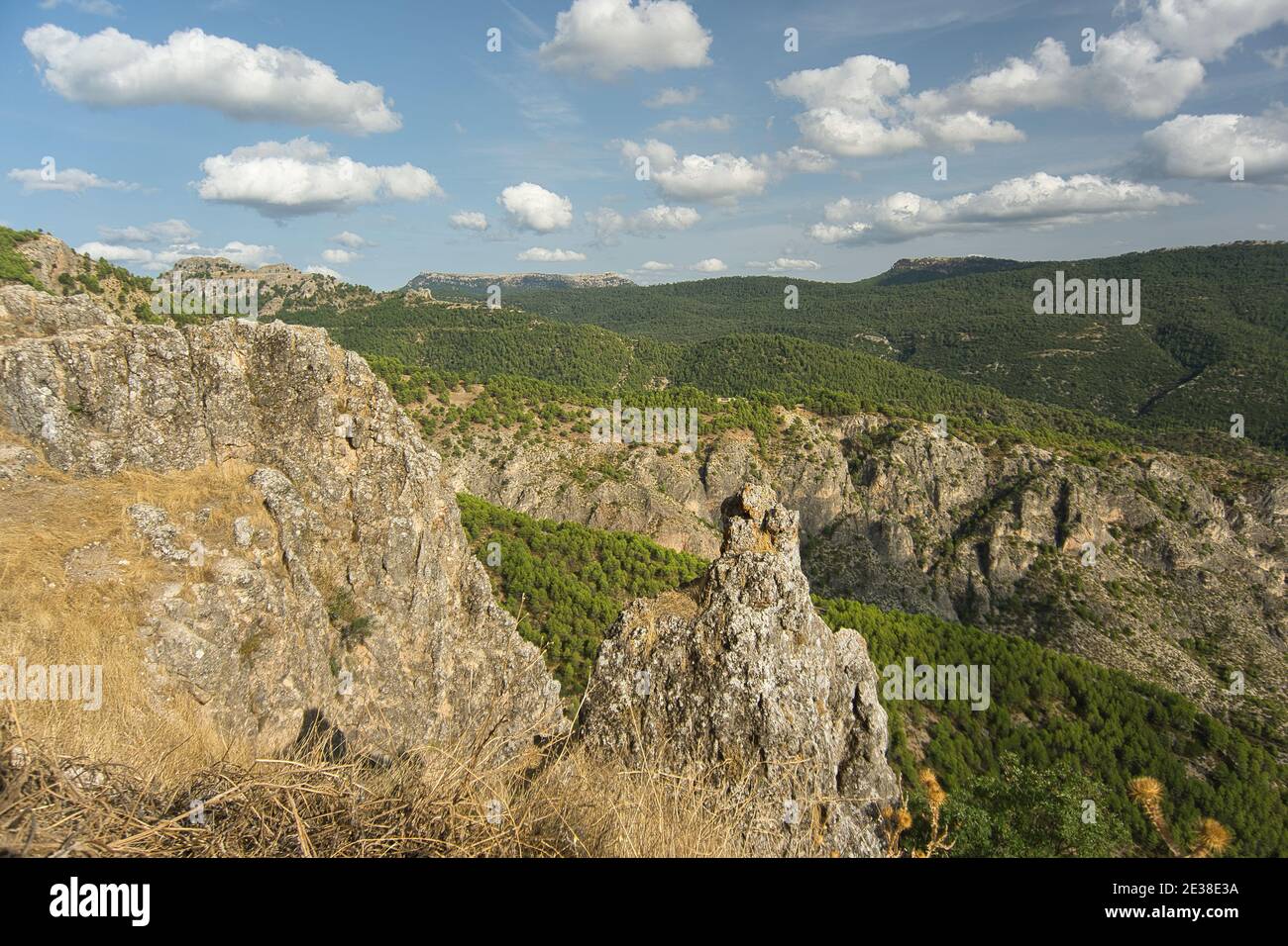 Vue sur le paysage de Segura de la Sierra situé dans le parc naturel des Sierras de Cazorla, Segura y las Villas, Espagne. Par temps nuageux Banque D'Images