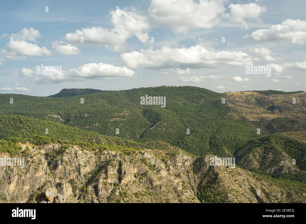 Vue sur le paysage de Segura de la Sierra situé dans le parc naturel des Sierras de Cazorla, Segura y las Villas, Espagne. Par temps nuageux Banque D'Images