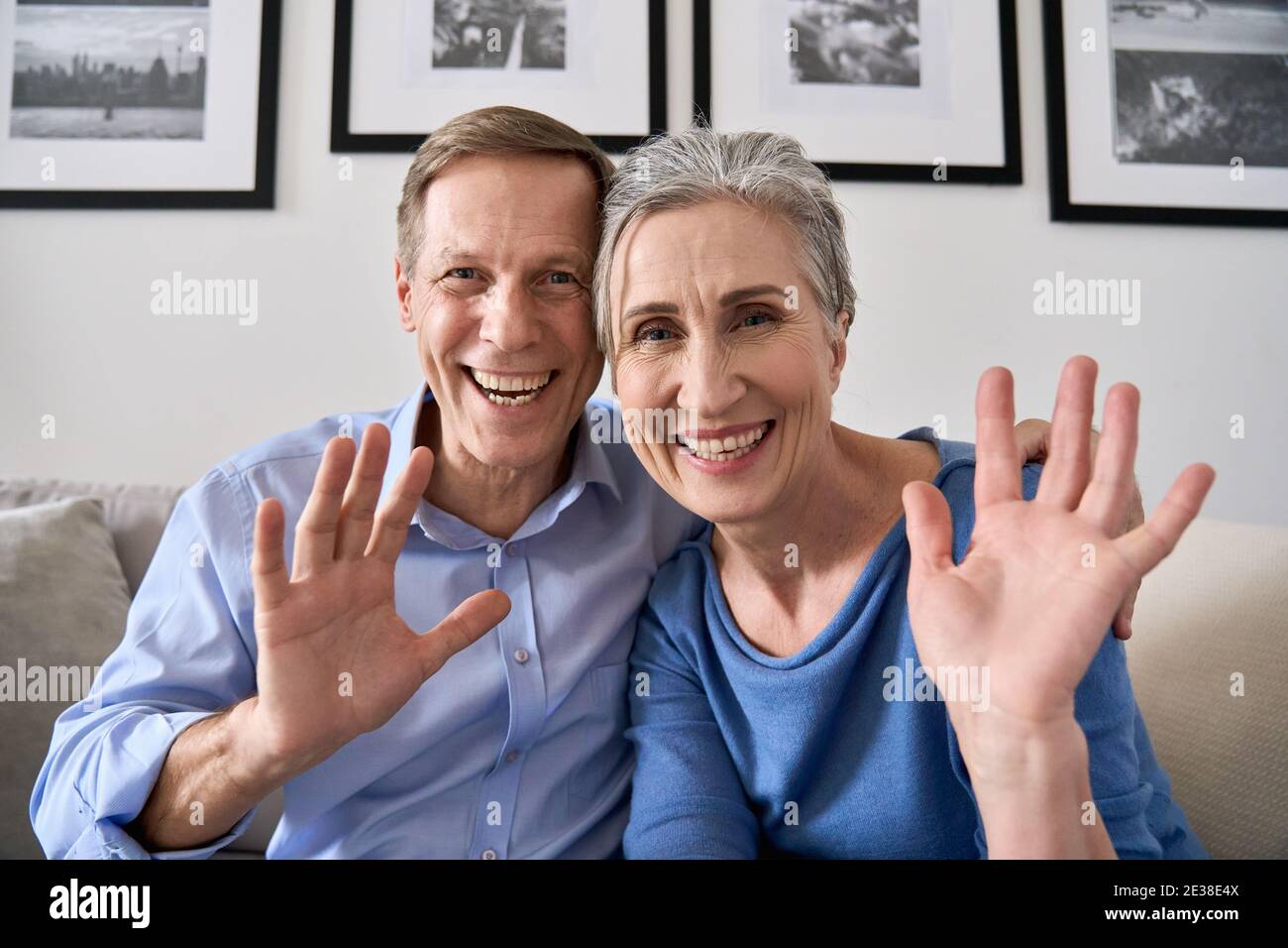 Joyeux couple senior saluant la famille faisant des appels vidéo en ligne, vue webcam. Banque D'Images