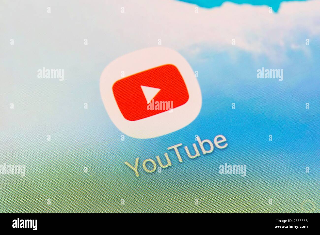 Un gros plan du logo de l'application pour la plate-forme américaine de partage de vidéos en ligne YouTube, une filiale de Google, sur un écran de smartphone Banque D'Images