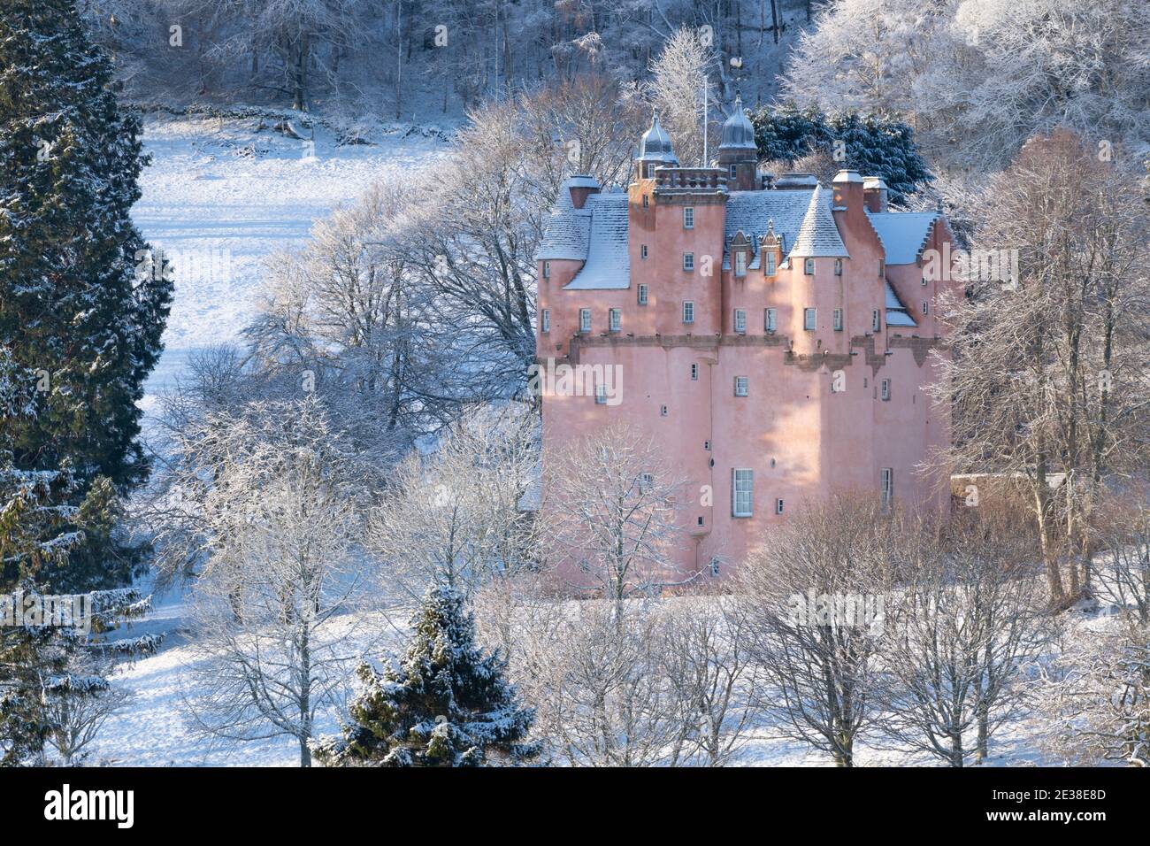 Soleil d'hiver sur les parois roses du château de Craigievar à La campagne écossaise Banque D'Images